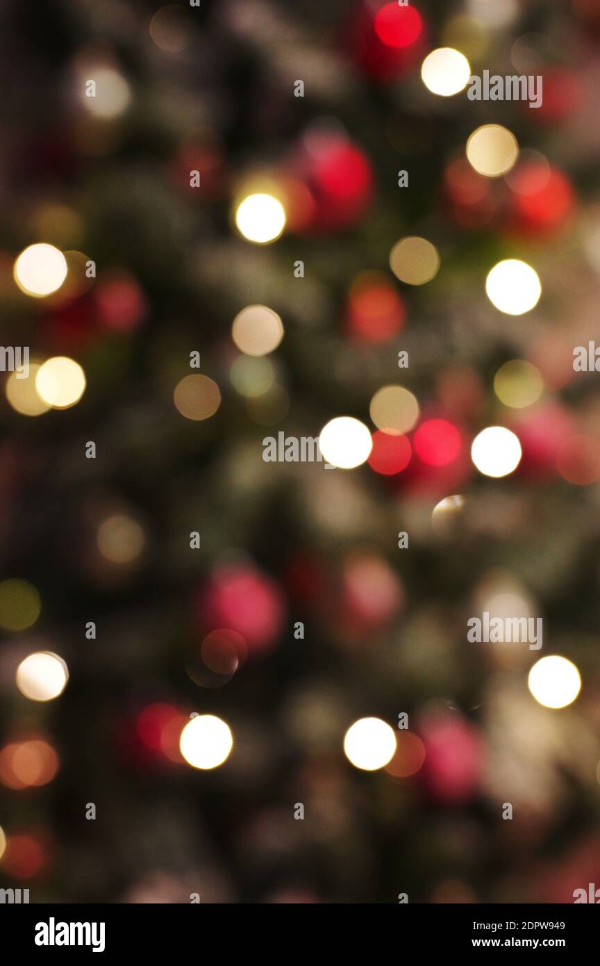 Bunte rote, gelbe und grüne Weihnachtsbaum Bokeh Hintergrund de fokussierten glitzernden Lichtern Stockfoto