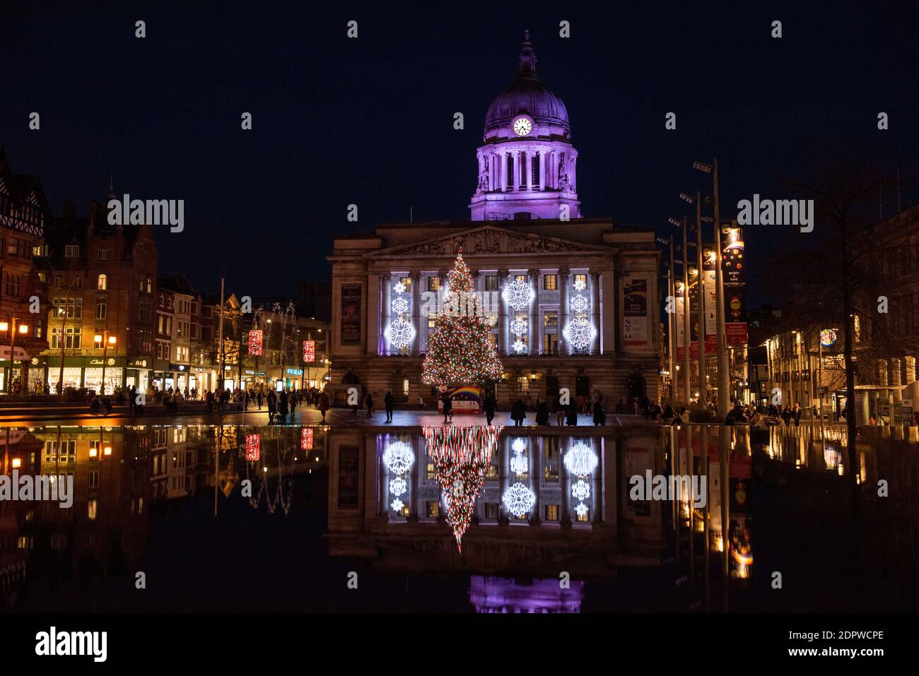 Baum und Ratshaus beleuchtet für Weihnachten auf dem Marktplatz, Nottingham City, Nottinghamshire England Großbritannien Stockfoto