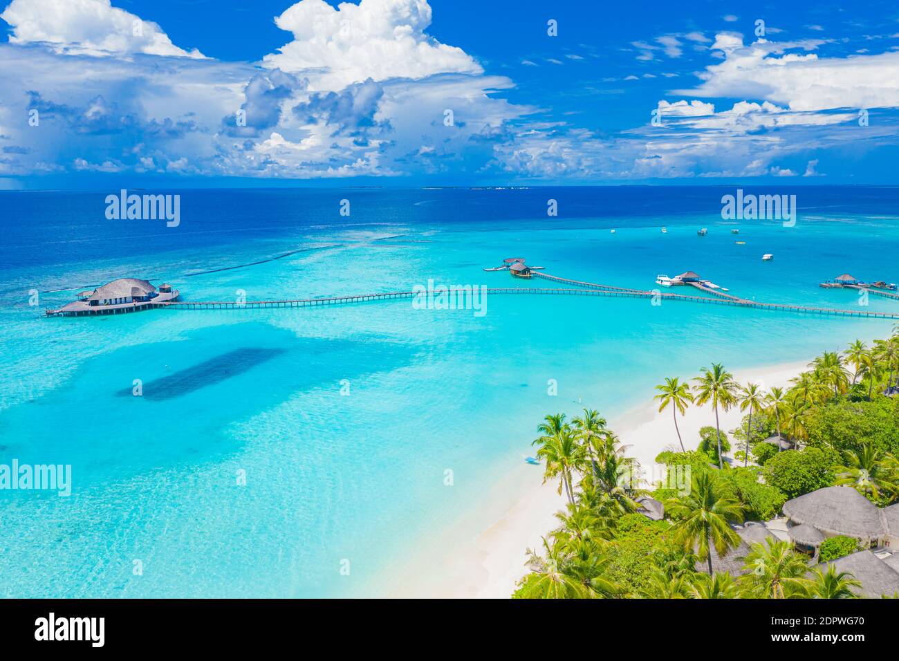 Malediven Paradies Landschaft. Tropische Luftlandschaft, Seeseite mit langen Wasservillen mit wunderschönem Meer und Lagunenstrand, tropische Natur. Exotisch Stockfoto
