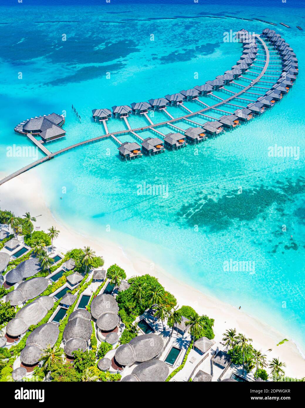 Malediven Paradies Landschaft. Tropische Luftlandschaft, Seeseite mit langen Wasservillen mit wunderschönem Meer und Lagunenstrand, tropische Natur. Exotisch Stockfoto