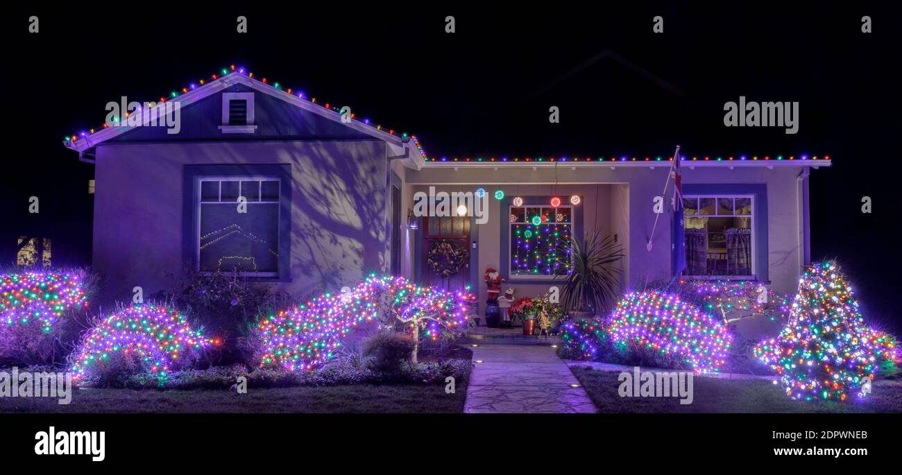 Weihnachten Nacht Lichter Dekoration Haus in Kalifornien Stockfoto