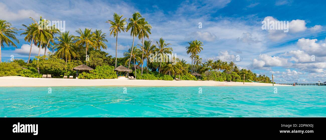 Tropischer Strand, Malediven. Steg Weg in ruhige Paradies Insel. Palmen, weißer Sand und blaues Meer, perfekte Sommerurlaub Landschaft Urlaub Stockfoto