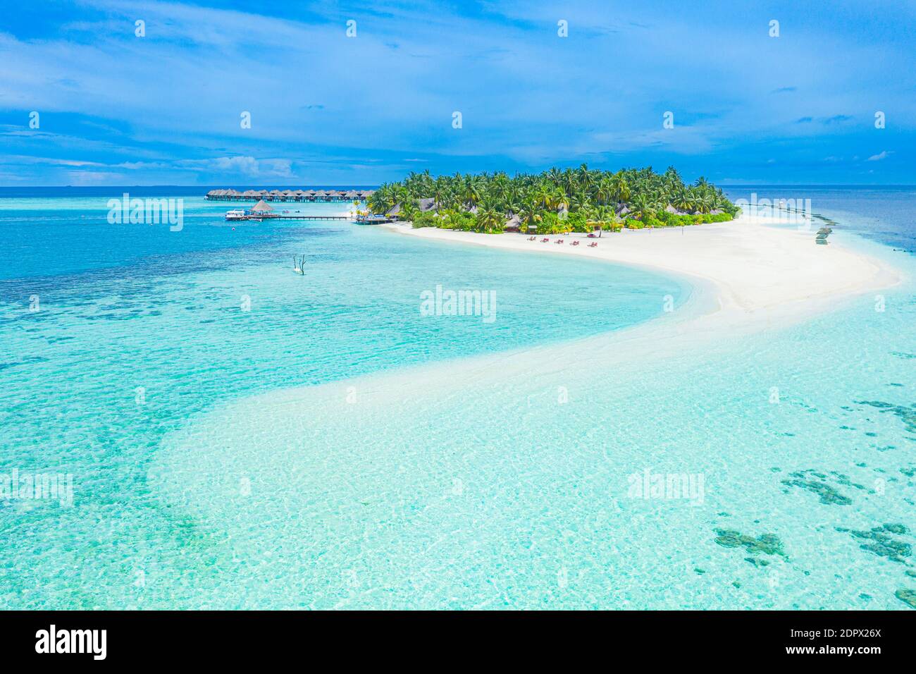 Malediven Paradies Landschaft. Tropische Luftlandschaft, Seeseite, Wasservillen erstaunliches Meer und Lagunenstrand tropische Natur. Exotisches Urlaubsziel Stockfoto