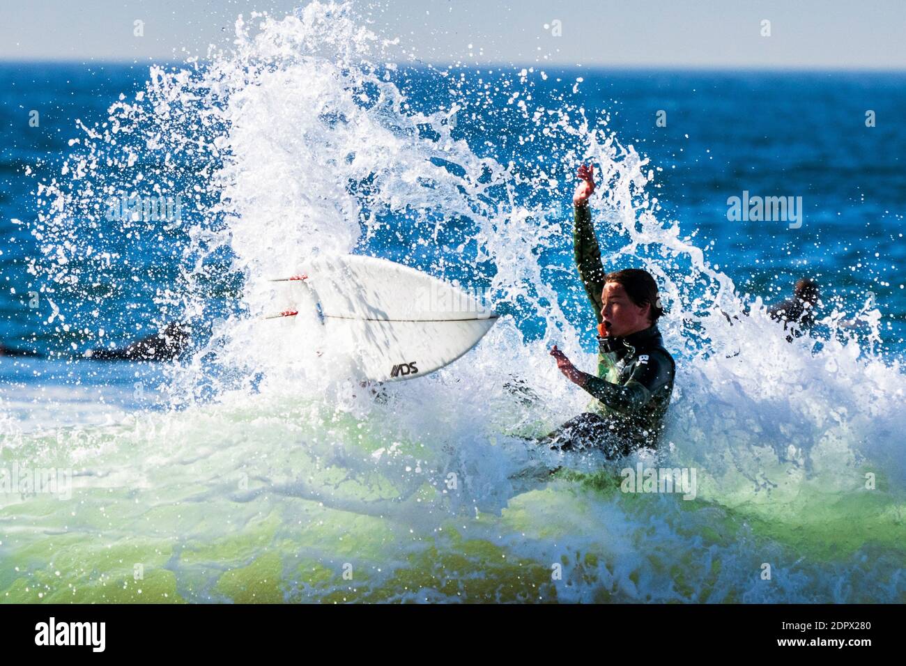 Ein Surfer löscht aus, nachdem er eine große Welle in Huntington Beach California am 19. Dezember 2020 gefangen hat. (Foto von Ronen Tivony) *** Bitte benutzen Sie Credit from Credit Field *** Credit: SIPA USA/Alamy Live News Stockfoto