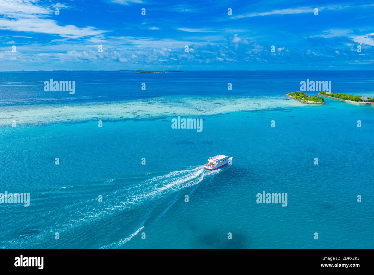 10.08.19, Malediven: Segelboot aus der Luft neben dem Riff. Vogelperspektive, Wassersport-Thema. Schnorchelausflug, Erholungstauchen mit Touristen. Luxus Stockfoto