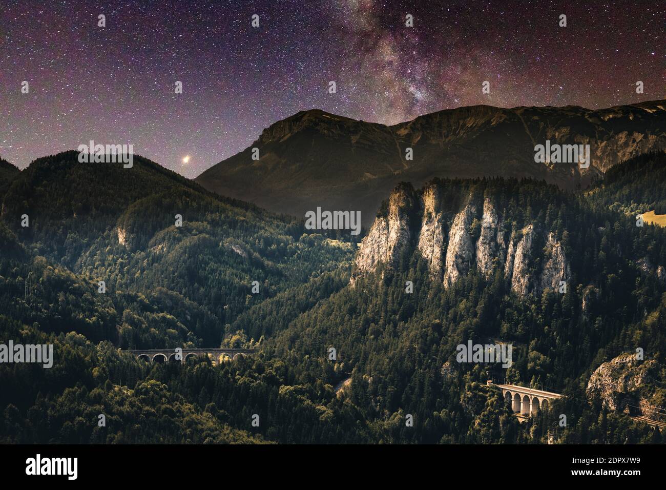 Malerische Aussicht auf die Berge gegen Himmel in der Nacht Stockfoto