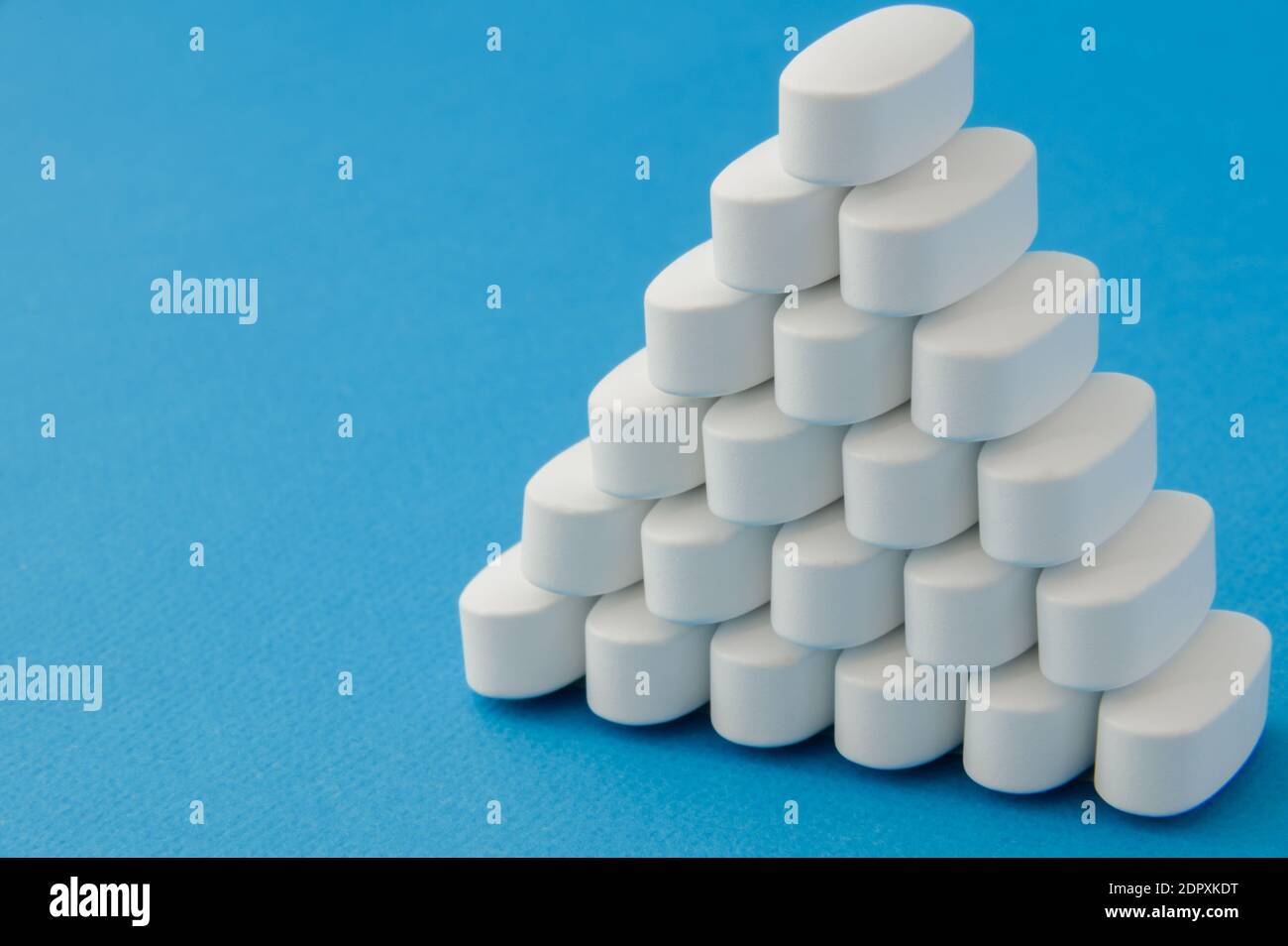 Pharmazie Industrie Konzept von vielen weißen sauberen Tabletten Pillen auf Blaue Fläche mit Kopierbereich Stockfoto
