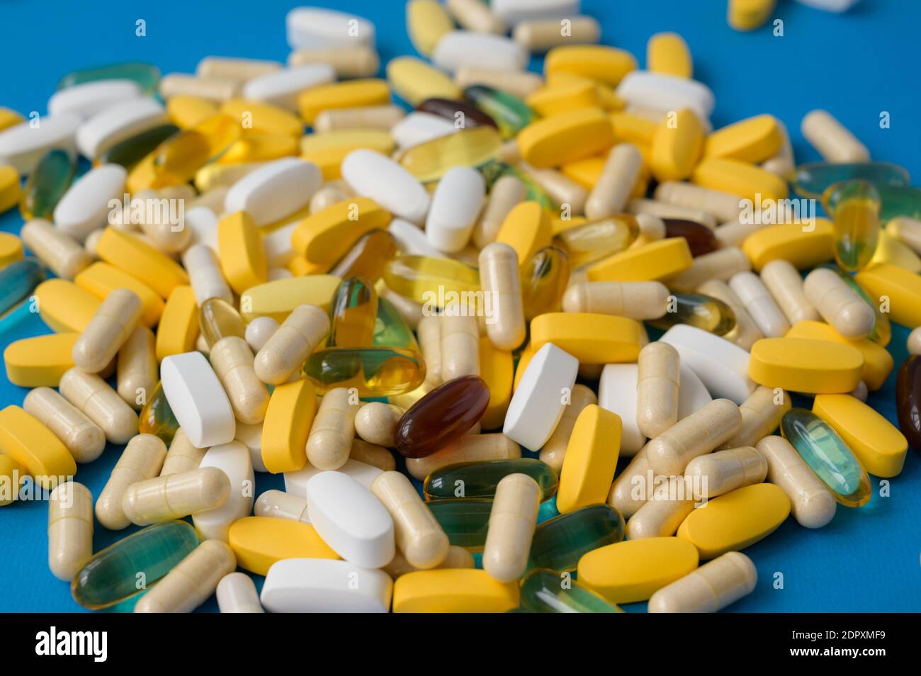 Arzneimittel Konzept von vielen Pillen Tabletten Softgels und Kapseln auf Blaue Oberfläche Stockfoto