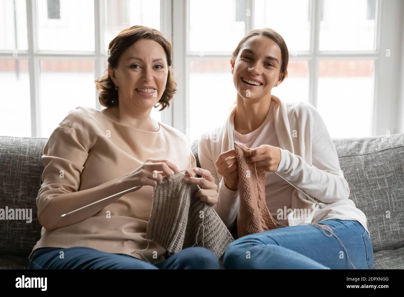 Kopf erschossen Porträt lächelnd reife Mutter und Erwachsene Tochter Stricken Stockfoto