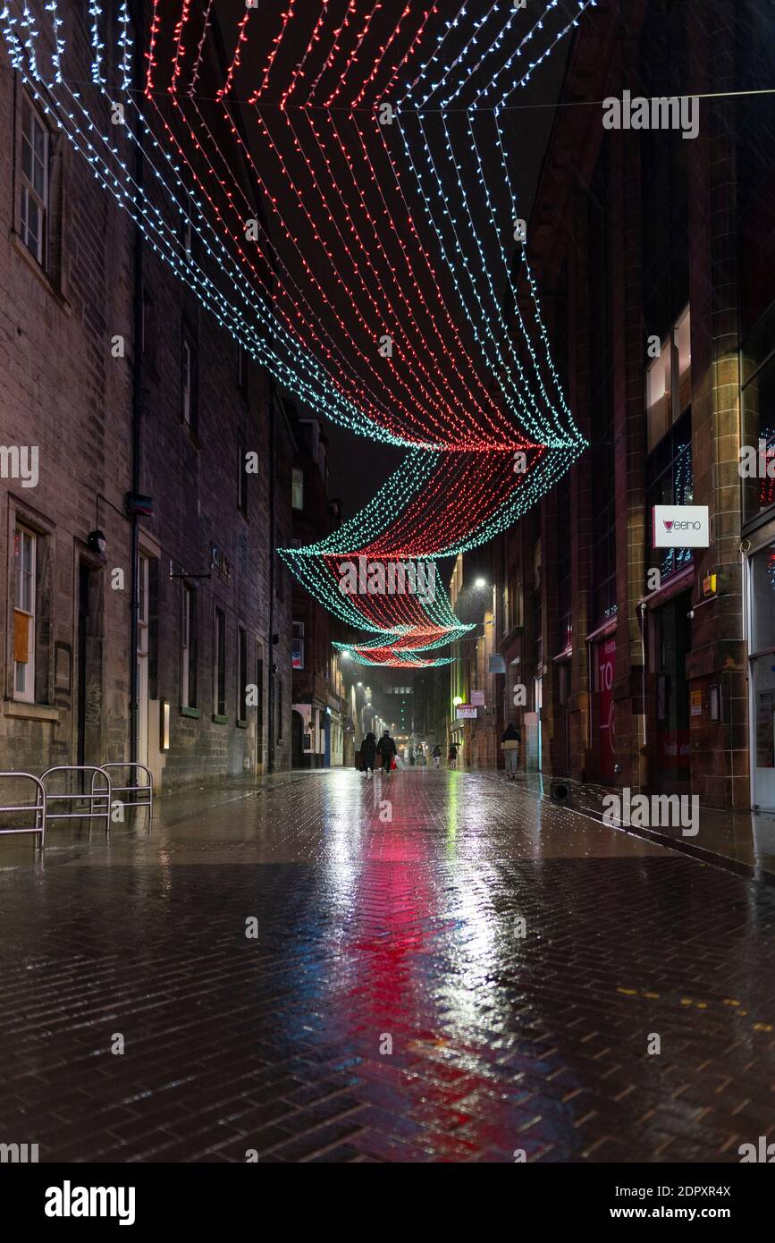 Edinburgh, Schottland, Großbritannien. 19 Dezember 2020. Blick auf die Straßen und Geschäfte im Stadtzentrum von Edinburgh am Abend, dass die schottische Regierung angekündigt hat, dass die höchste Stufe 4 ab dem zweiten Weihnachtsfeiertag in Schottland gesperrt wird. PIC: Normalerweise ist das Nachtleben voll, die Pubs in der Rose Street sind geschlossen und die Straße menschenleer. Iain Masterton/Alamy Live News Stockfoto