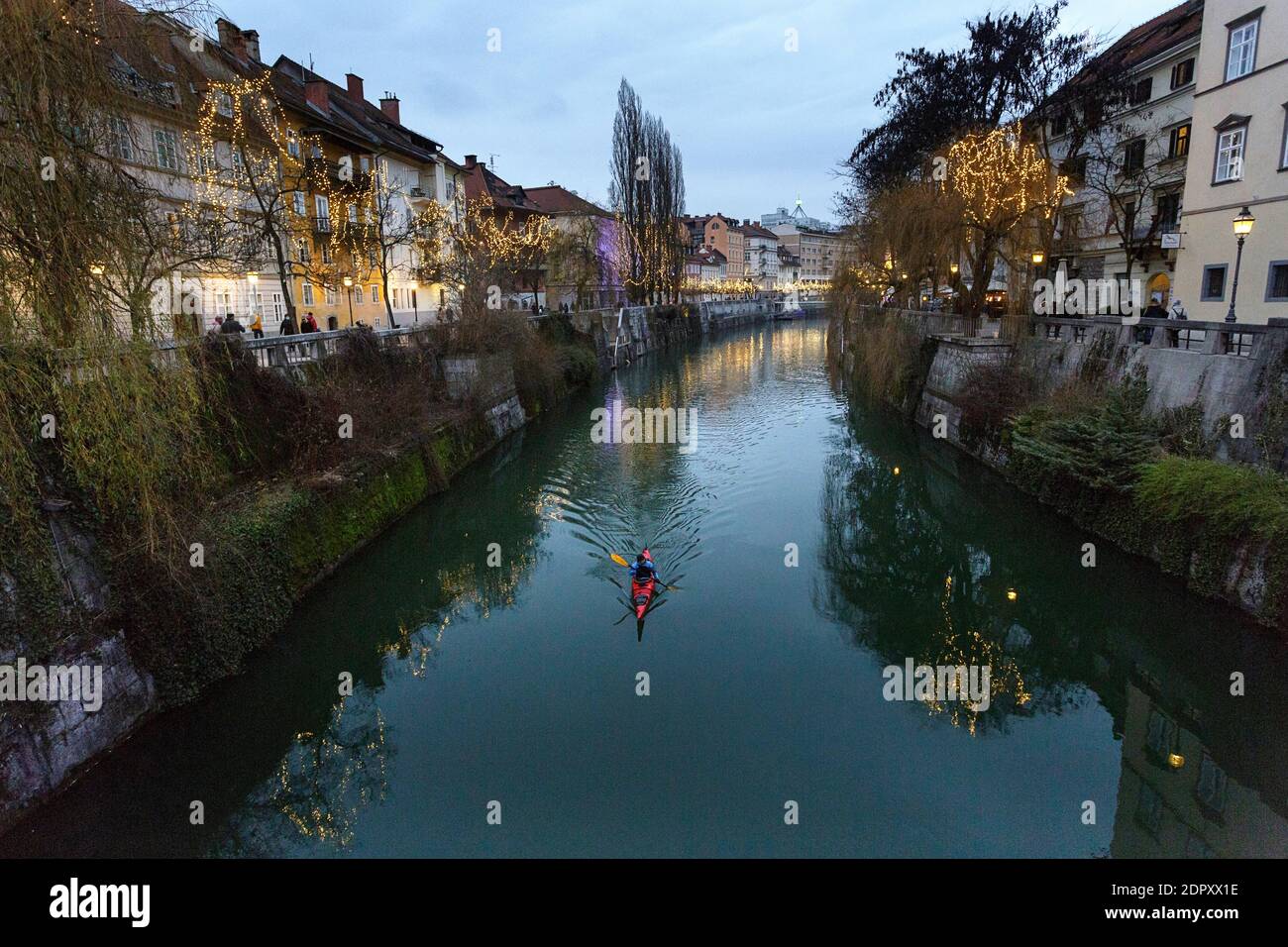 Kajakfahren auf dem Fluss Ljubljanica, beleuchtet für Weihnachten und Neujahr, Ljubljana, Slowenien Stockfoto
