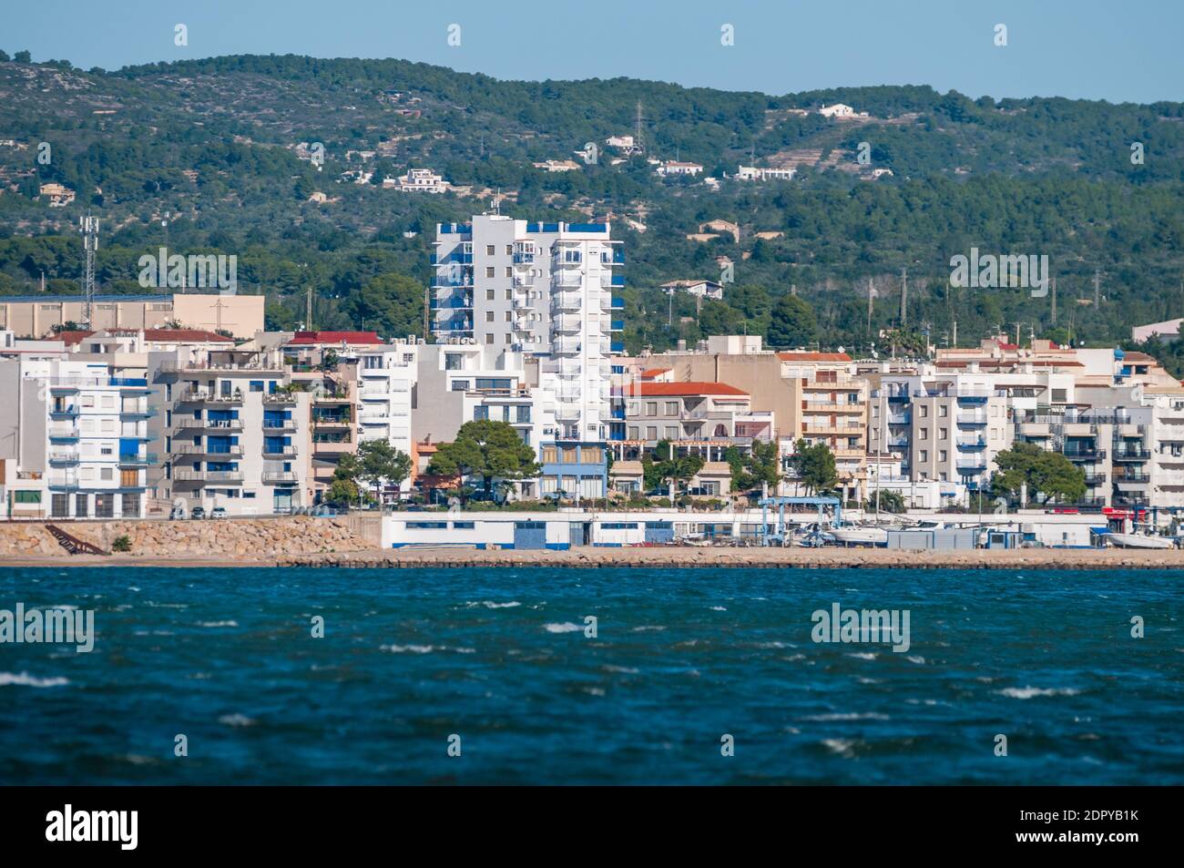 Blick auf die Stadt Ampolla vom Meer, Tarragona, Katalonien, Spanien Stockfoto