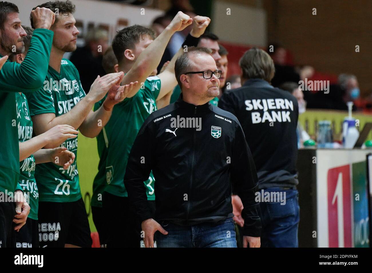 Gudme, Dänemark. Dezember 2020. Cheftrainer Claus Hansen von Skjern Handball gesehen im Danish Men's Handball League Spiel zwischen GOG und Skjern Handball in der Phoenix Tag Arena in Gudme. (Foto Kredit: Gonzales Foto/Alamy Live News Stockfoto