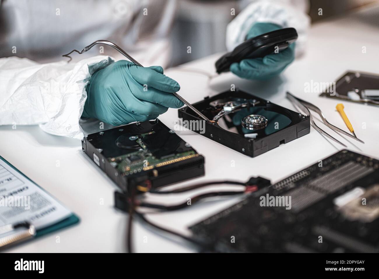 Experte Der Forensik Stockfotos Und Bilder Kaufen Alamy