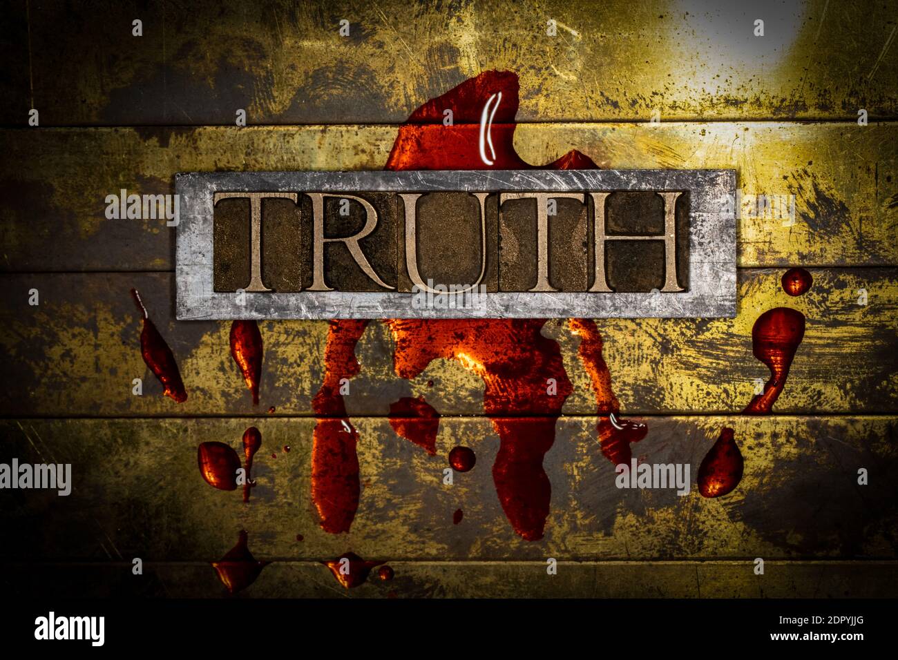 Truth Text Blutung auf grunge texturierten Kupfer und Gold Hintergrund Mit dem Kopierraum, der wirtschaftlichen Zusammenbruch symbolisiert Stockfoto