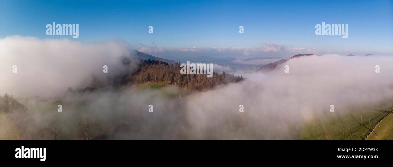 Luftaufnahme Wisner Flue im Nebel, Wisen, Solothurn, Schweiz Stockfoto