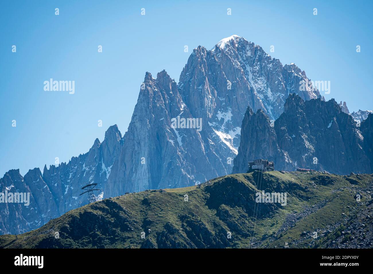 Gondelstation, Mittelstation der Aiguille du Midi, hinter dem Berggipfel Aiguille Verte, Chamonix, Haute-Savoie, Frankreich Stockfoto