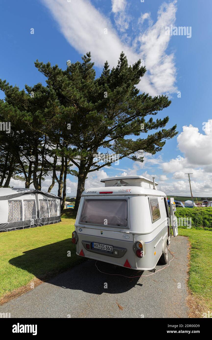 Wohnwagen mit Höhendach auf einem Stellplatz, Campingplatz, Pembrokeshire, Wales, Vereinigtes Königreich Stockfoto