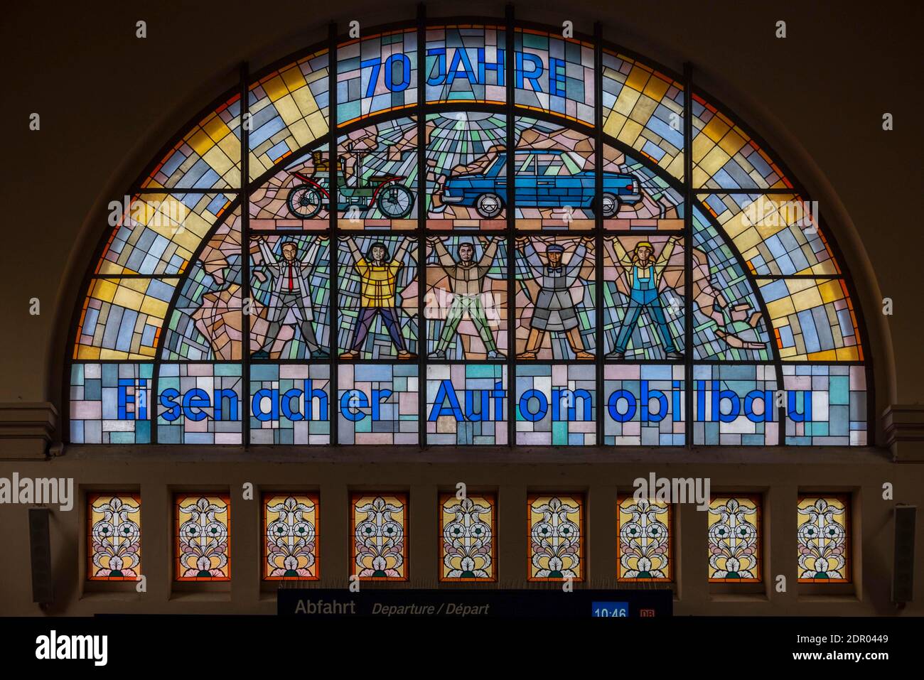 Bleiglasfenster im Hauptbahnhof Eisenach, 70 Jahre Eisenach Automobilbau, Eisenach, Thüringen, Deutschland Stockfoto