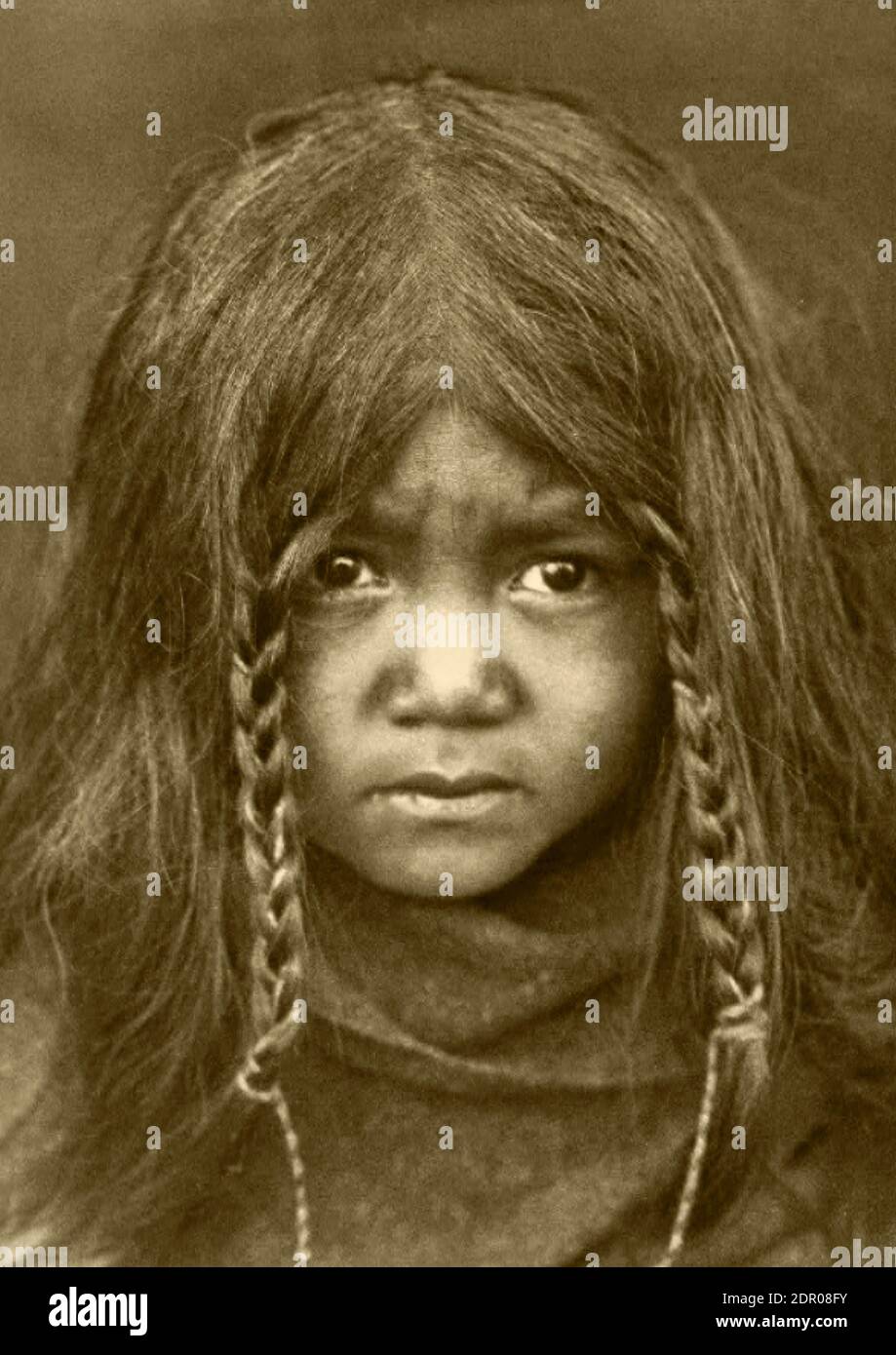 Quilcene Junge der Küste Salish Menschen. Das Foto wurde 1913 von Edward S Curtis gemacht Stockfoto