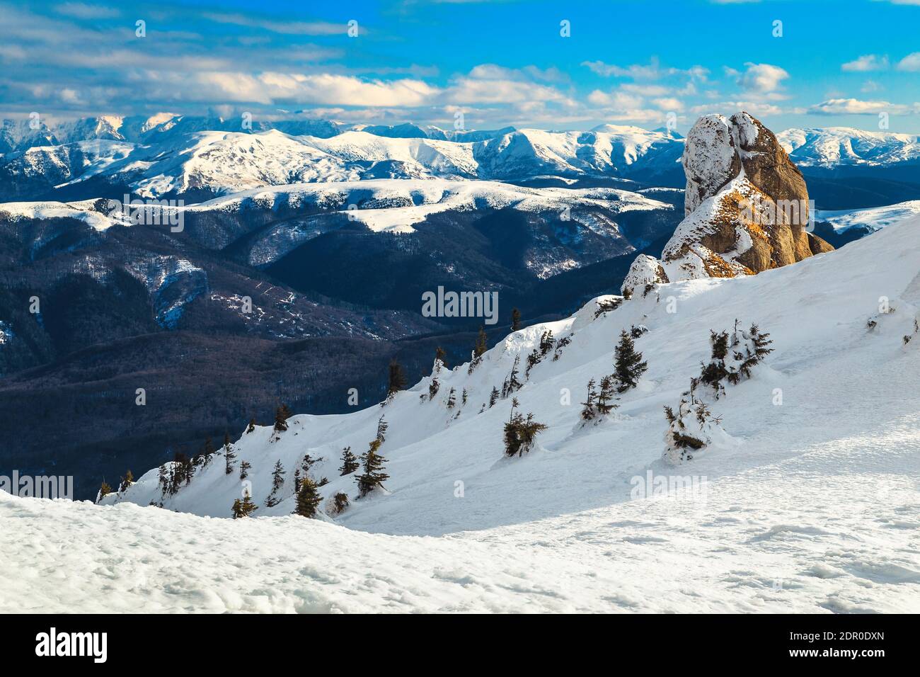 Atemberaubende Winterlandschaft mit Klippen und verschneiten Hügeln, Ciucas Berge, Karpaten, Rumänien, Europa Stockfoto