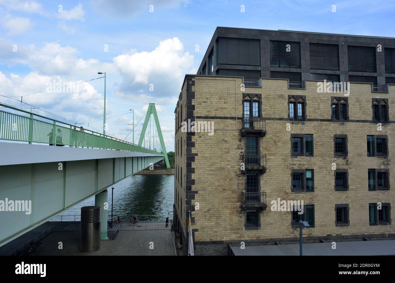Köln, Deutschland Blick auf die Severinsbridge und alte Hafenhäuser am Rheinauhafen Stockfoto
