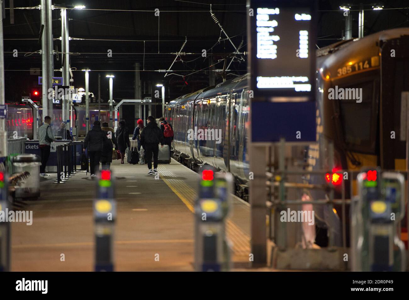 Glasgow, Schottland, Großbritannien. Dezember 2020. Im Bild: Glasgow Queen Street Station. Aufgenommen am letzten Sonntag vor Weihnachten, eine Szene, die normalerweise mit Einkäufern beschäftigt wäre, die in den Bahnhof einpacken, wurde wieder durch COVID19-Sperren und die Nachricht vom letzten Abend, dass es einen weiteren Lockdown gibt, der diesen zweiten Weihnachtsfeiertag für 3 Wochen beginnt, getrübt. Quelle: Colin Fisher/Alamy Live News Stockfoto