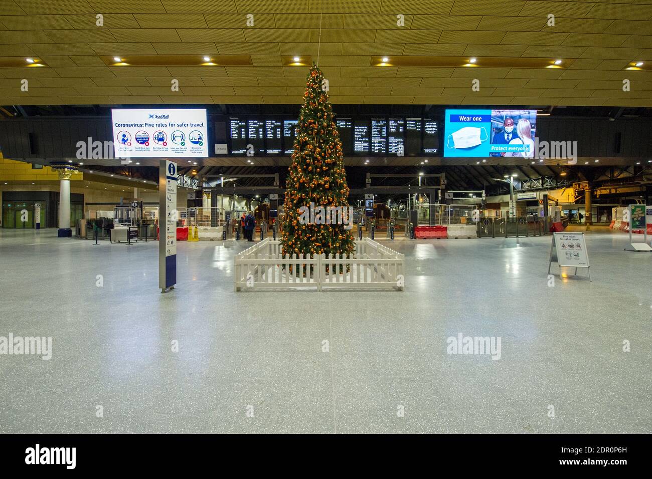 Glasgow, Schottland, Großbritannien. Dezember 2020. Im Bild: Glasgow Queen Street Station. Aufgenommen am letzten Sonntag vor Weihnachten, eine Szene, die normalerweise mit Einkäufern beschäftigt wäre, die in den Bahnhof einpacken, wurde wieder durch COVID19-Sperren und die Nachricht vom letzten Abend, dass es einen weiteren Lockdown gibt, der diesen zweiten Weihnachtsfeiertag für 3 Wochen beginnt, getrübt. Quelle: Colin Fisher/Alamy Live News Stockfoto