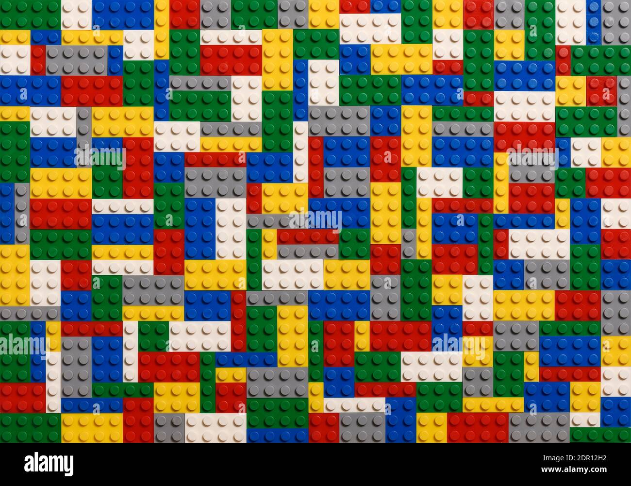 Eine geometrische Anordnung von Spielzeugziegeln aus Kunststoff in einer Reihe Von Farben Stockfoto