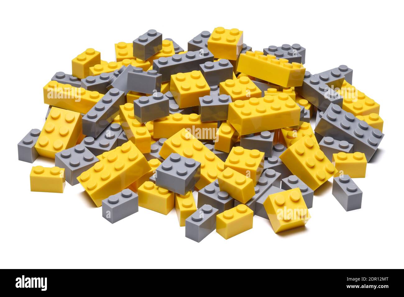 Ein Stapel Plastikspielzeugsteine in der Pantone Farbe Des Jahres 2021 grau und gelb Stockfoto