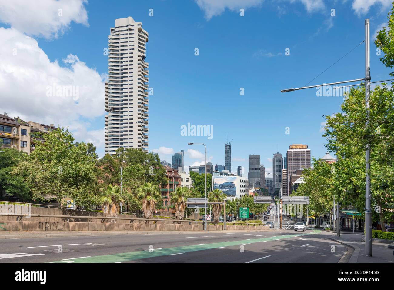Blick auf die William Street in Richtung des zentralen Geschäftsviertels von Sydney Von Kings Cross mit dem von Harry Seidler entworfenen Horizon Tower Nach links Stockfoto