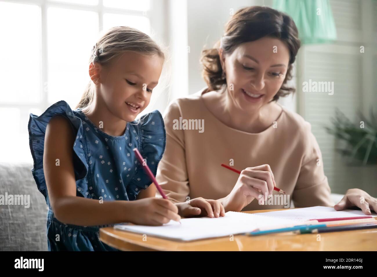 Nahaufnahme glücklich mittleren Alters Großmutter und Enkelin Bleistifte zeichnen Stockfoto