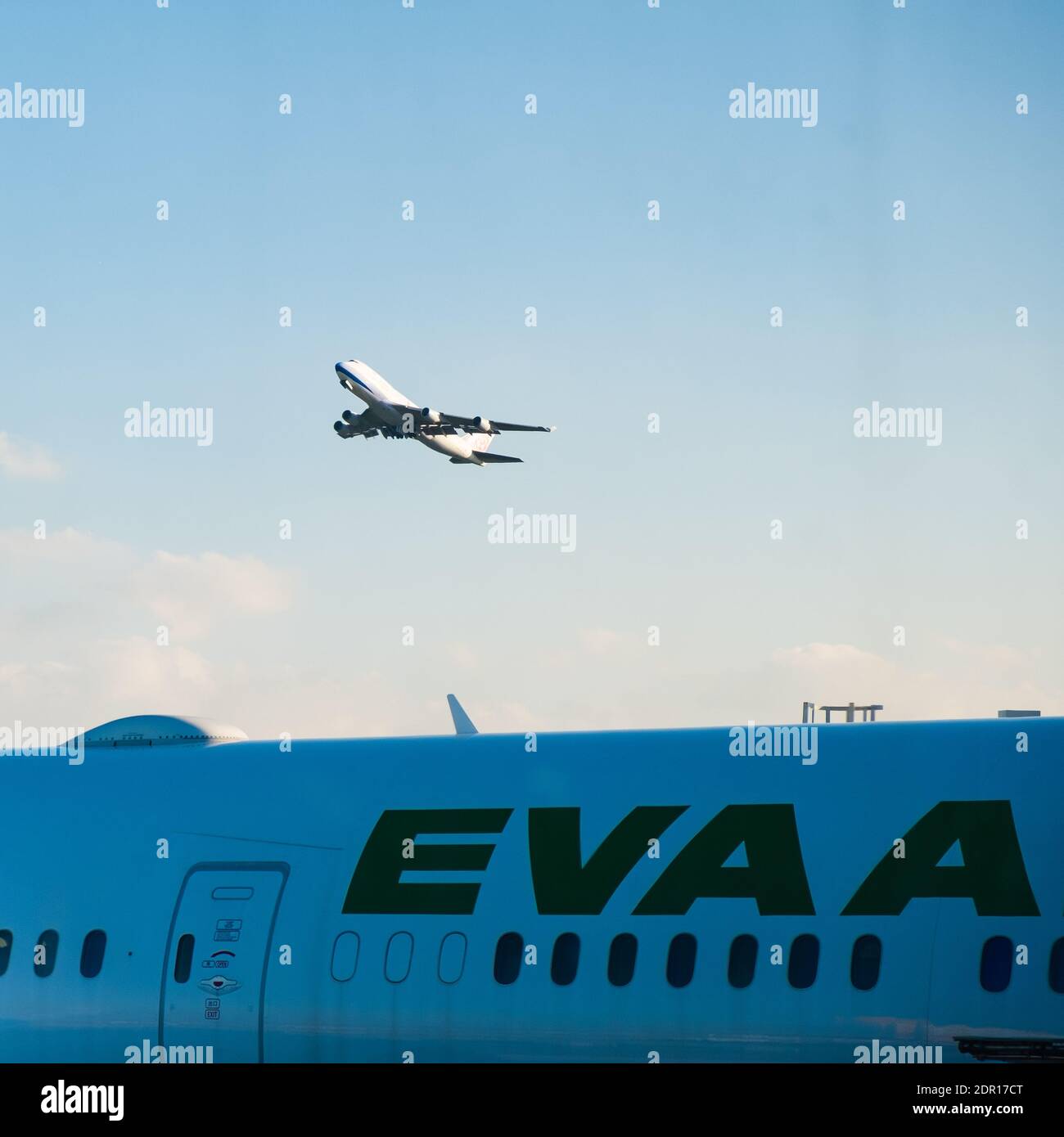 Flugzeug fliegen zum Himmel taiwan Stockfoto