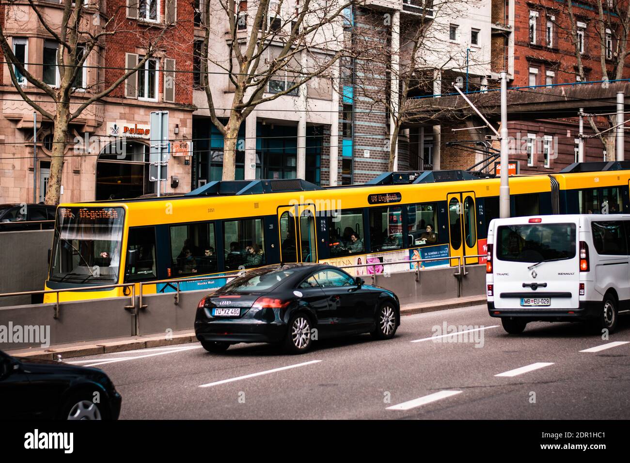 07. März 2020 Stuttgart, Deutschland - Gelbe Stuttgarter Straßenbahn an der Heilbronner Straße. Stockfoto