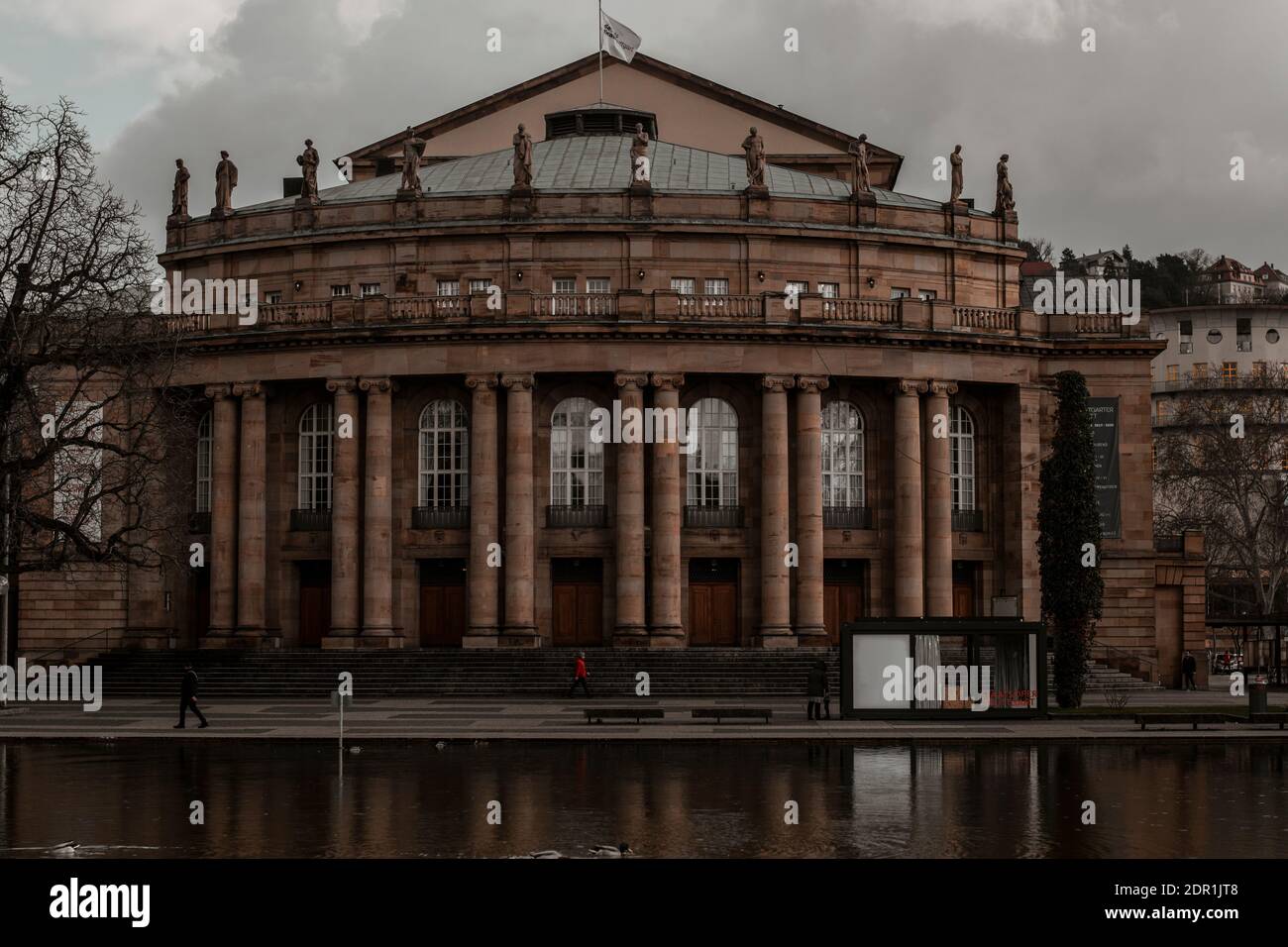 07. März 2020 Stuttgart, Deutschland - Vorderansicht des berühmten historischen Stuttgarter Opernhauses nach Plänen des Architekten Max Littmann mit kleinem Eckensee Stockfoto