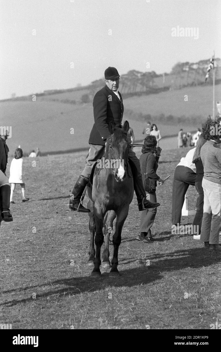 Großbritannien, England, Devonshire, Buckfastleigh, 1972. Punkt-zu-Punkt-Rennen wurden am Dean Court auf den Dean Marshes, in der Nähe der A38 zwischen Plymouth und Exeter, abgehalten. Ein Mitglied der lokalen Jagd reitet sein Pferd. Stockfoto