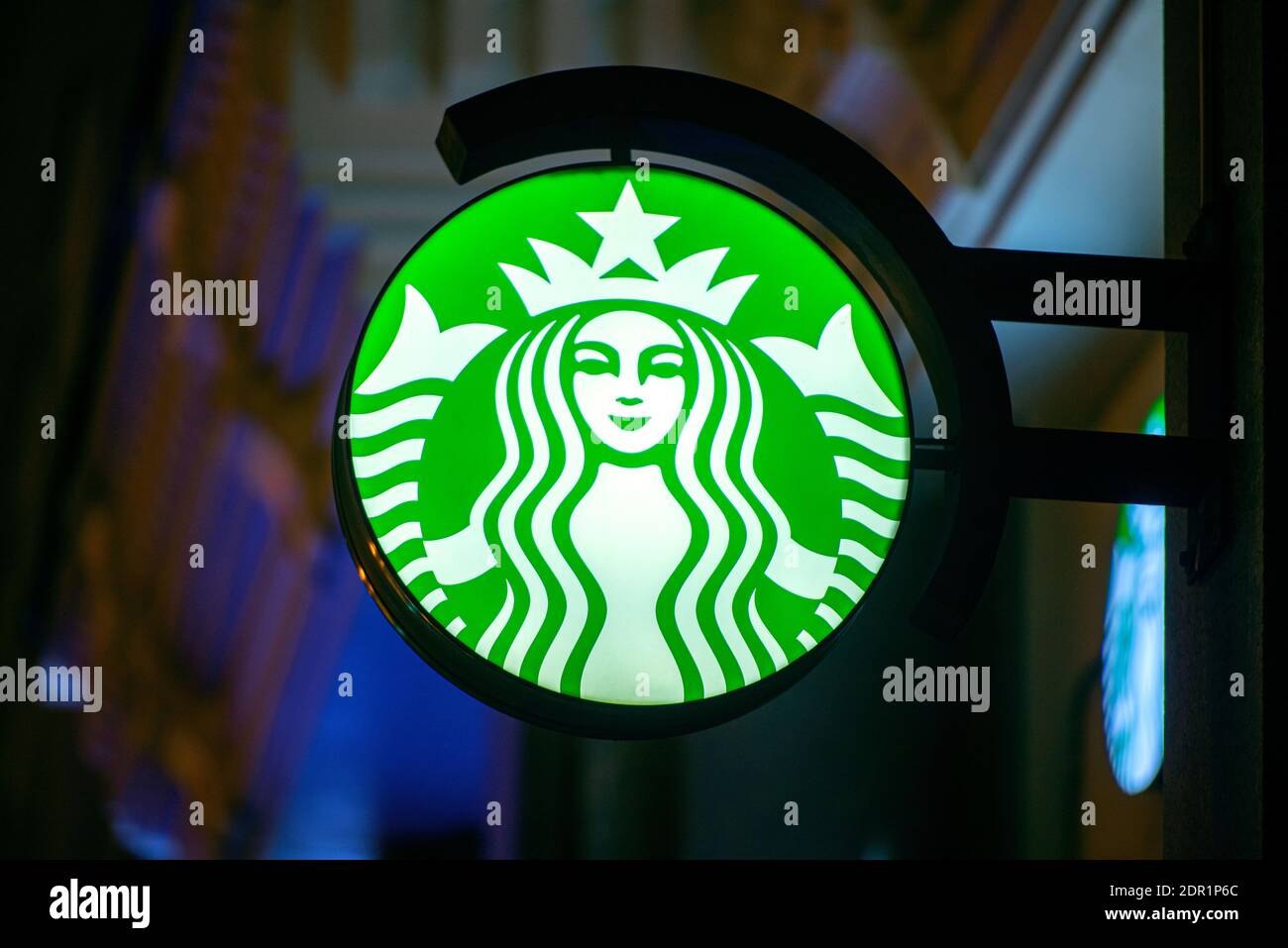 BERLIN - DEZ 19: STARBUCKS neues Schild über dem Eingang zum Starbucks Café in Berlin, Dezember 19. 2020 in Deutschland Stockfoto