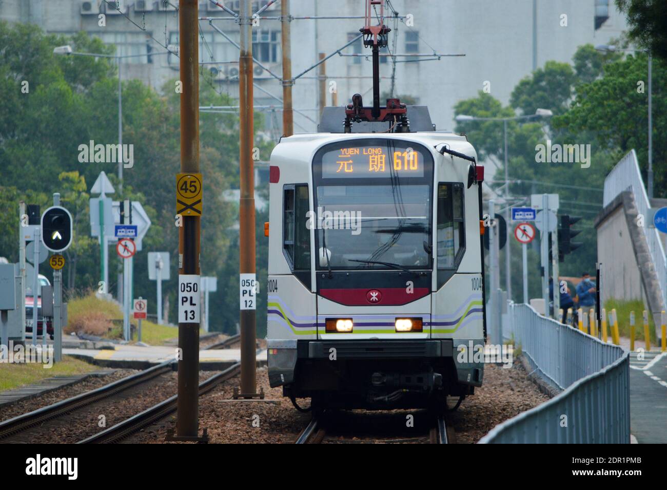 Stadtbahn in der Nähe der Haltestelle Tsing Wun, Tuen Mun, Hongkong Stockfoto