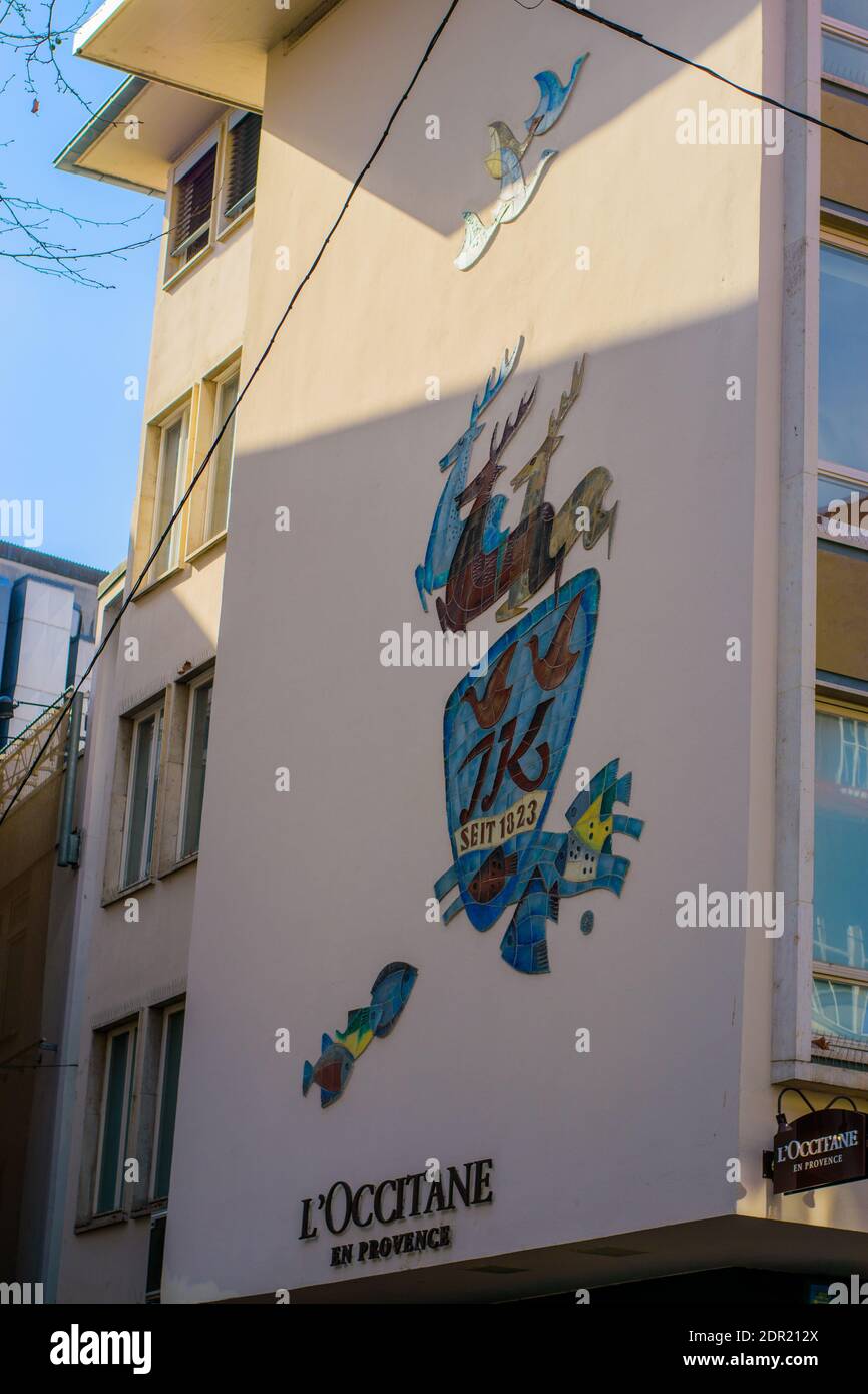 07. März 2020 Stuttgart, Deutschland - Mosaikkomposition im Stil der Moderne an der Wand, Zentrum von Stuttgart. Gebäude im Stil des XX. Jahrhunderts, farblich dekoriert Stockfoto