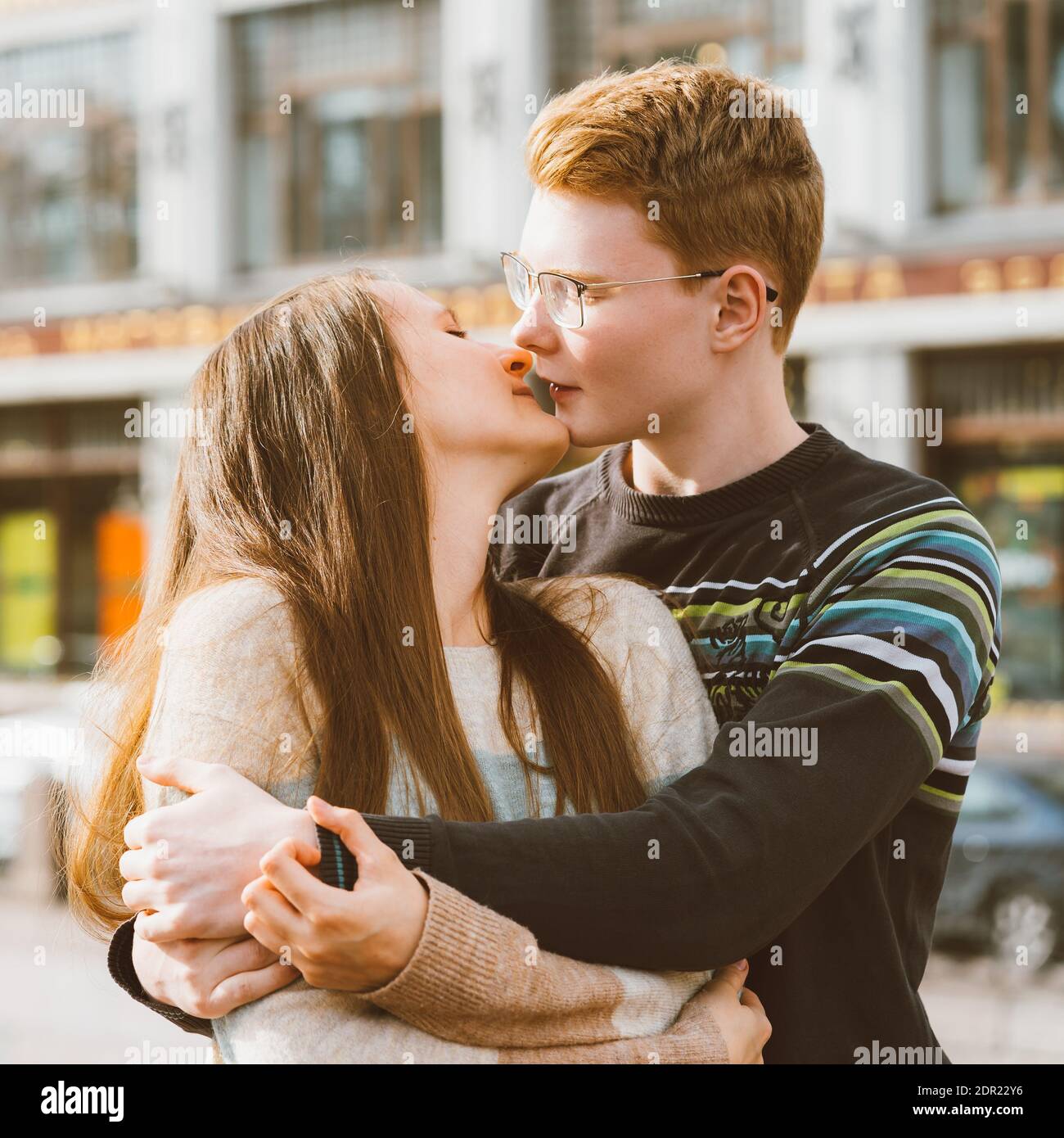 Erster Kuss Junge Und Madchen Stockfotos Und Bilder Kaufen Alamy