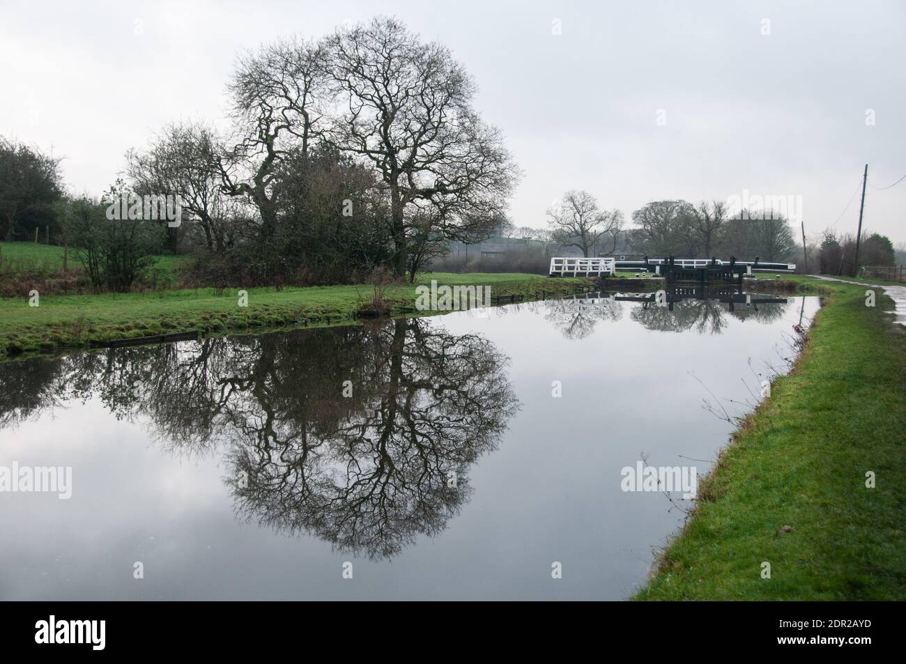 Rund um Großbritannien - Reflections in der Leeds nach Liverpool Canal in der Nähe von Wheelton, Chorley Stockfoto