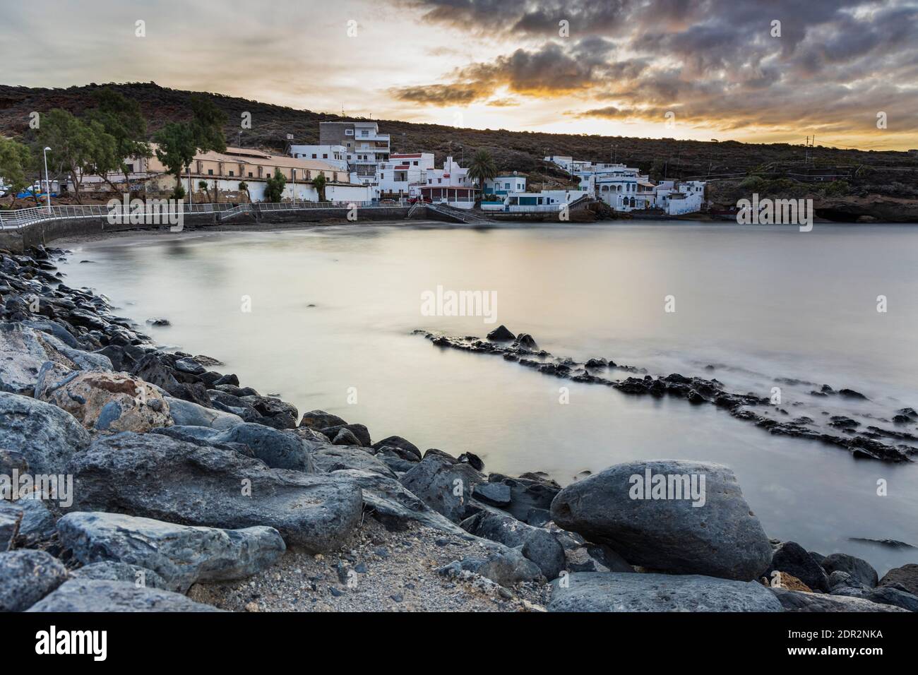 Langzeitaufnahme des Dorfes, der Bucht und der Küste von El Puertito de Adeje, Teneriffa, Kanarische Inseln, Spanien Stockfoto