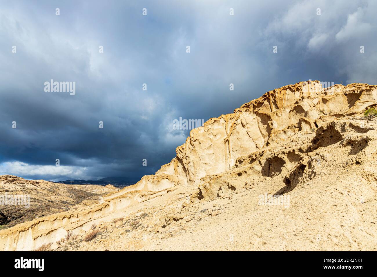 Mondlandschaft, vulkanische Ablagerungen erodiert durch Wind und Regen in der barranco de las monjas an einem Tag mit dramatischer Beleuchtung in Granadilla, Teneriffa, Cana Stockfoto