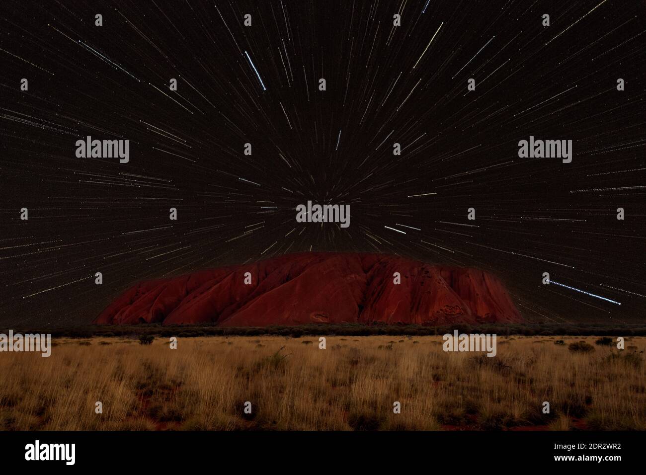 Zoom-Bild am Nachthimmel am Uluru. Stockfoto
