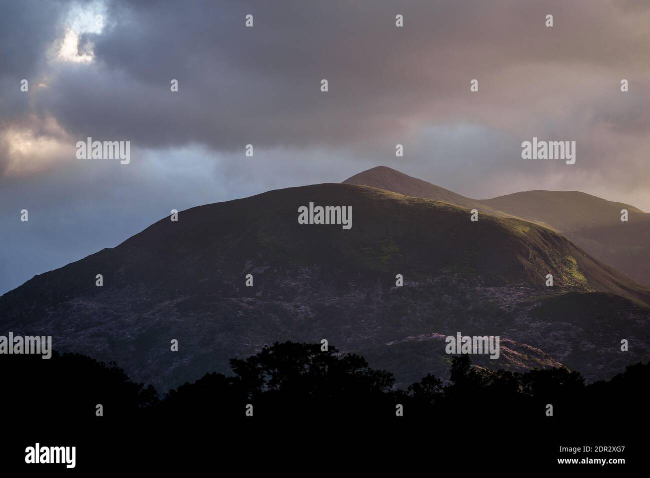 Wolken und Berge, atemberaubende Natur Irlands im Killarney National Park, in der Nähe der Stadt Killarney, Grafschaft Kerry Stockfoto