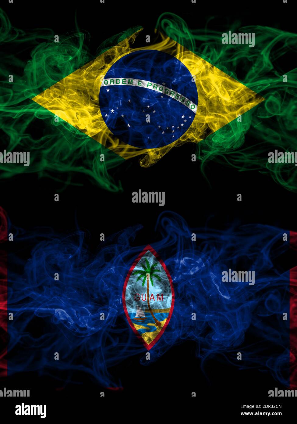 Brasilien, Brasilien vs. Vereinigte Staaten von Amerika, Amerika, USA, USA, Amerikaner, Guam Smoky Mystic Flaggen nebeneinander platziert. Dicke farbige seidig abstrakte s Stockfoto