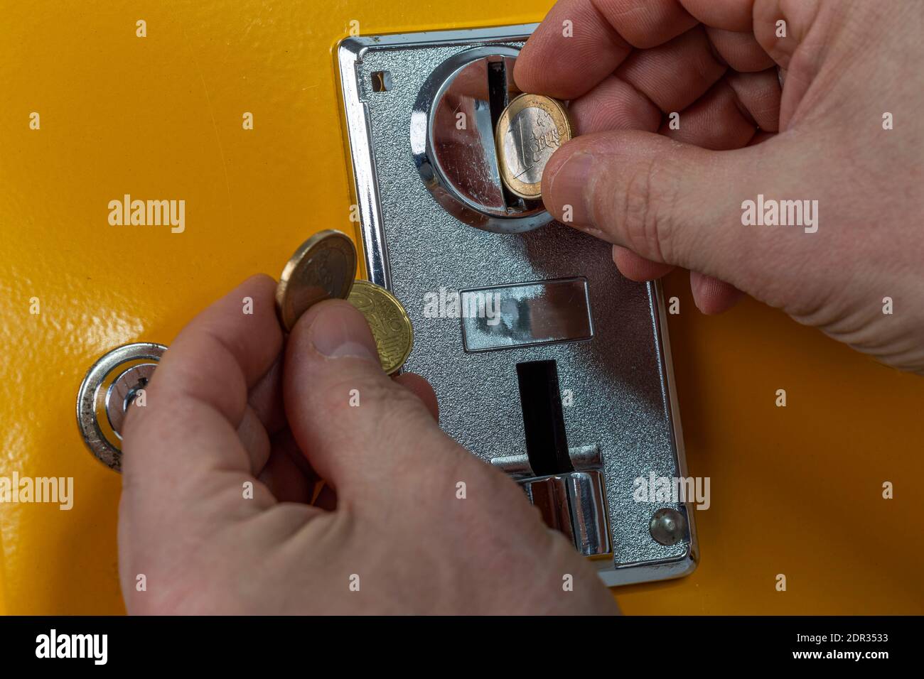 Nahaufnahme Ansicht des Mannes, der Münzen zu Spielautomat wirft. Stockfoto