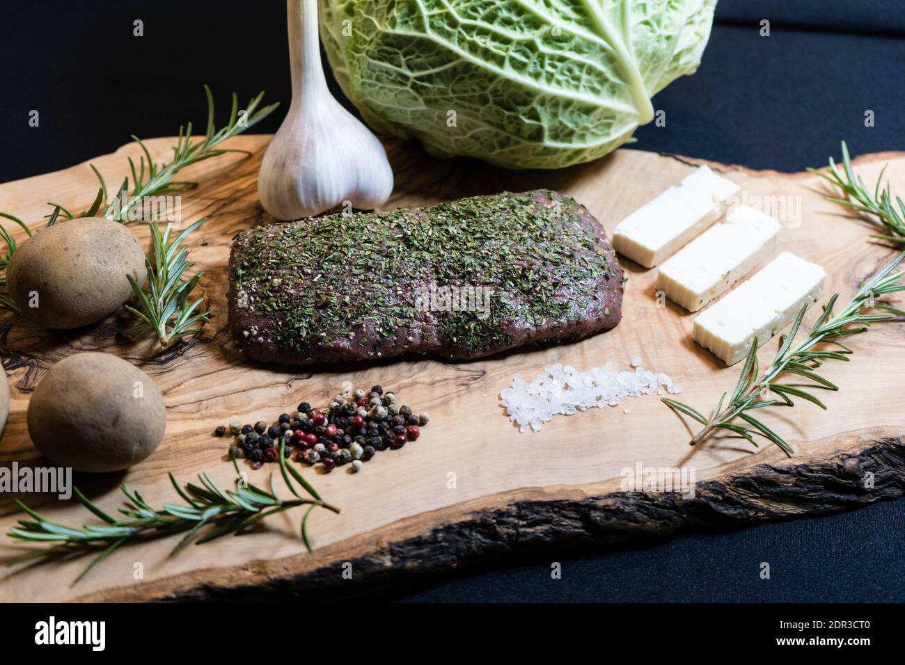 Fein gewürztes Lammfilet, eingewickelt in wirsing-Kohlblätter Stockfoto