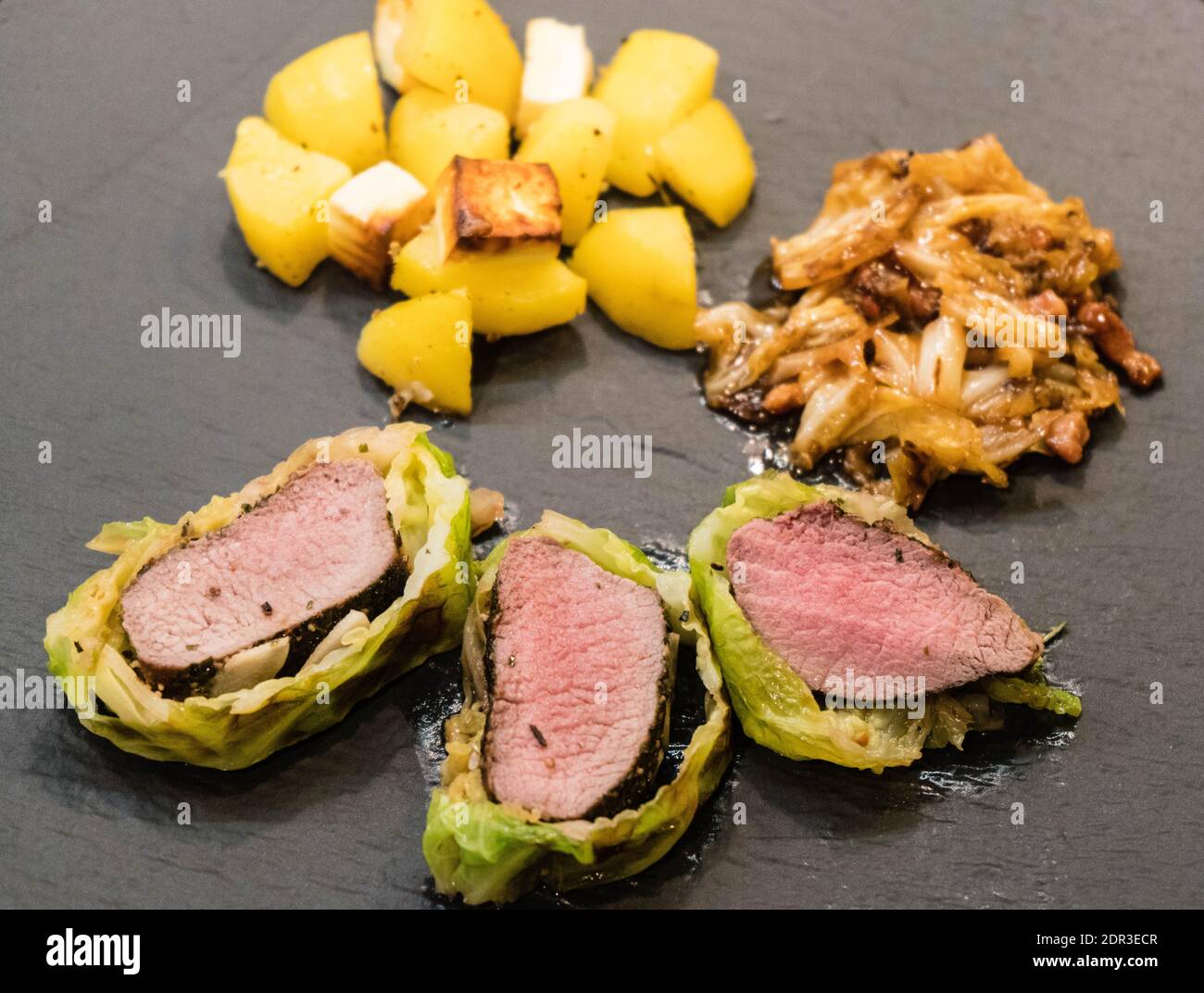 Fein gewürztes Lammfilet, eingewickelt in wirsing-Kohlblätter Stockfoto