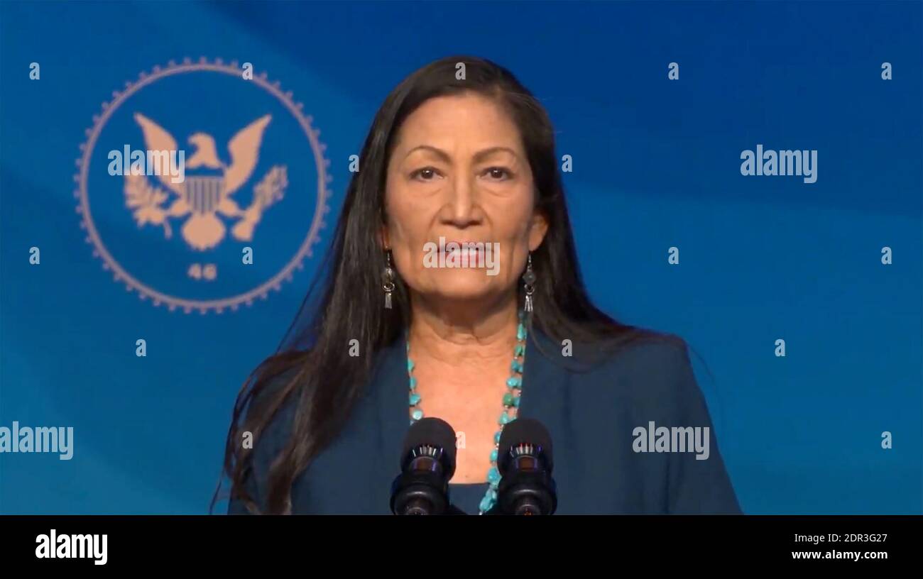 Der designierte Innenminister der Vereinigten Staaten, die US-Vertreterin deb Haaland (Demokrat von New Mexico), gibt nach der Einführung ihres neuen Amtes durch den designierten US-Präsidenten Joe Biden im Rahmen einer Ankündigungsveranstaltung, bei der er seine „wichtigsten Kandidaten für das Klima- und Energieteam und Ernennungen“ im Queen Theatre in Wilmington nannte, Delaware kündigt seine Mitglieder am Samstag, den 19. Dezember 2020 an. Quelle: Biden Transition TV via CNP /MediaPunch Stockfoto